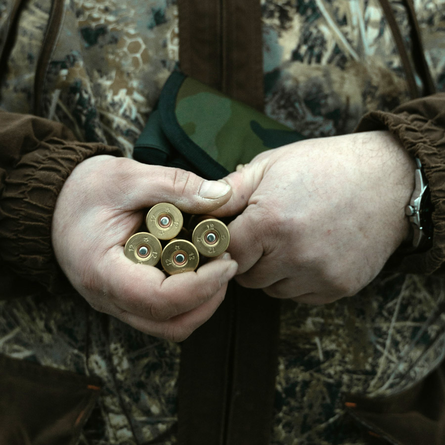 persona con municion escopeta caza - renovar permiso de armas - certificadoelectronico.es