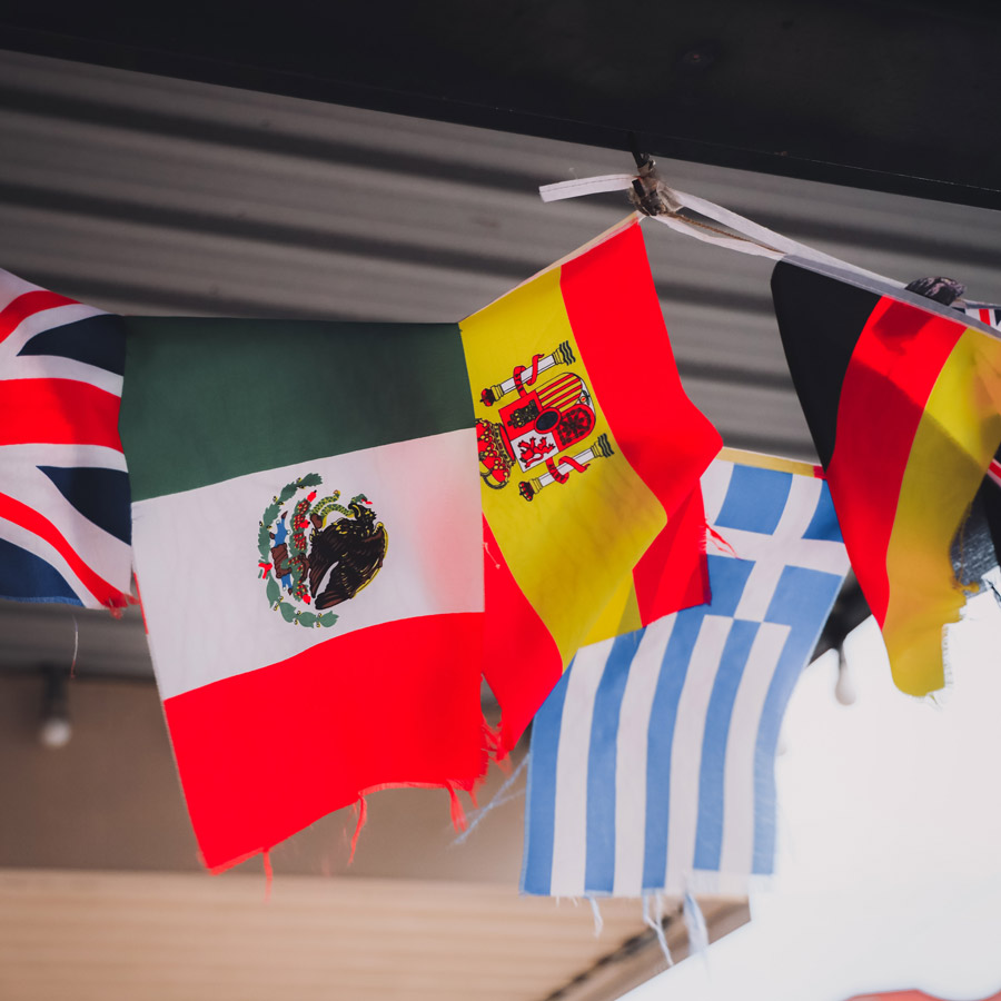 banderas de diferentes paises colgadas - solicitar nacionalidad española por internet - certificadoelectroni