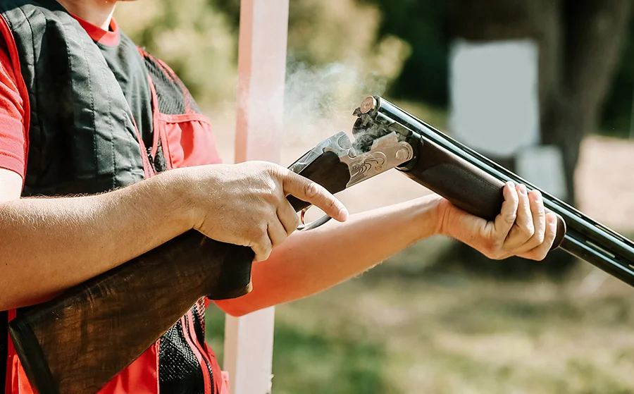persona con escopeta cambiando municion - renovar permiso de armas - certificadoelectronico.es